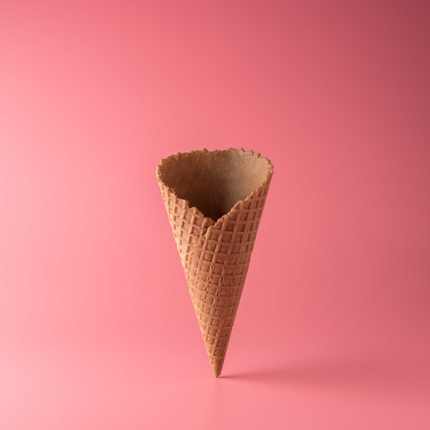 cono-gelato-su-sfondo-rosa